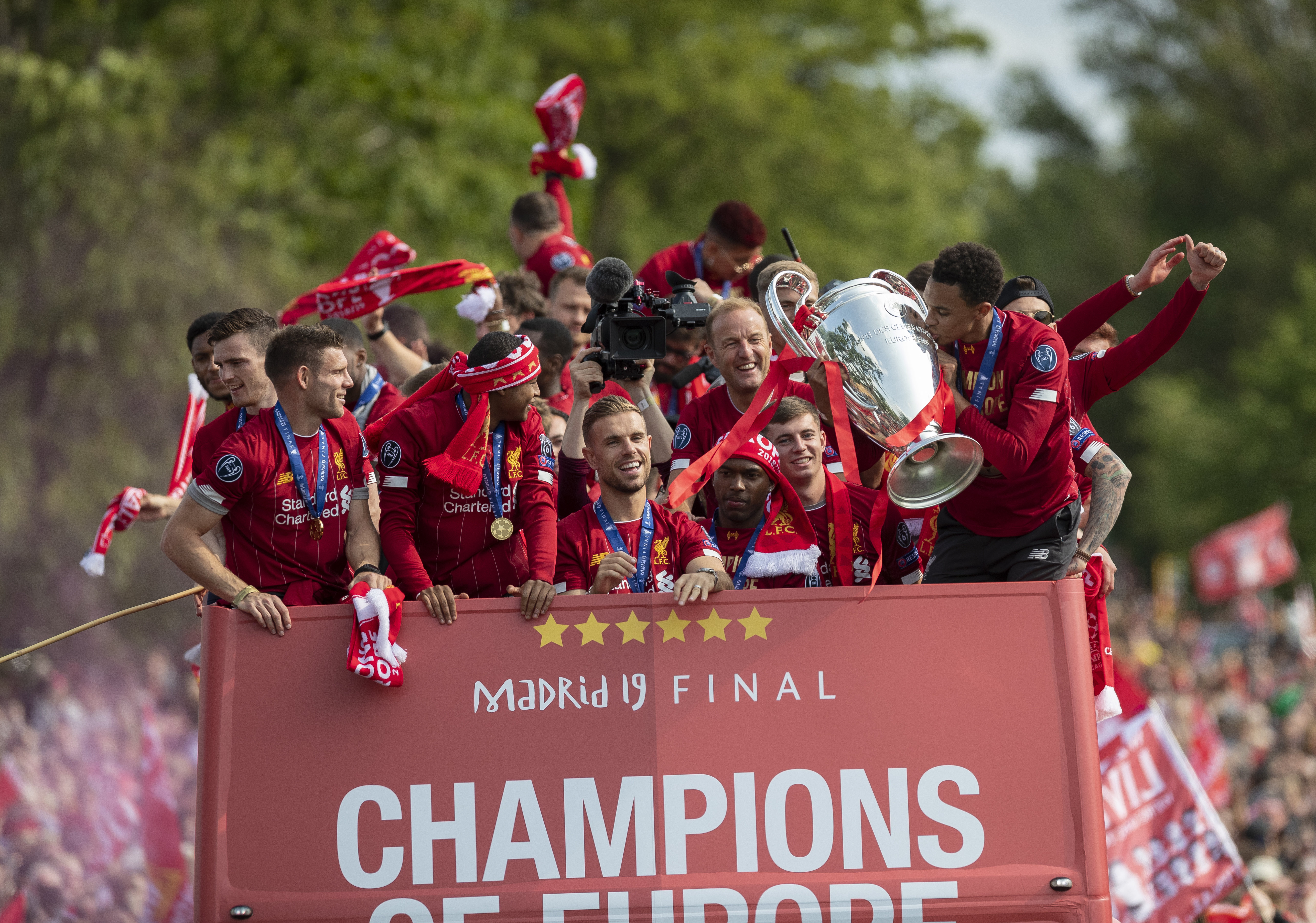 欧冠半场：派尚扳平，格林伍德反超，马赛暂2-1圣吉罗斯（半场欧冠战况：马赛暂2-1领先圣吉罗斯，派尚扳平后格林伍德反超）