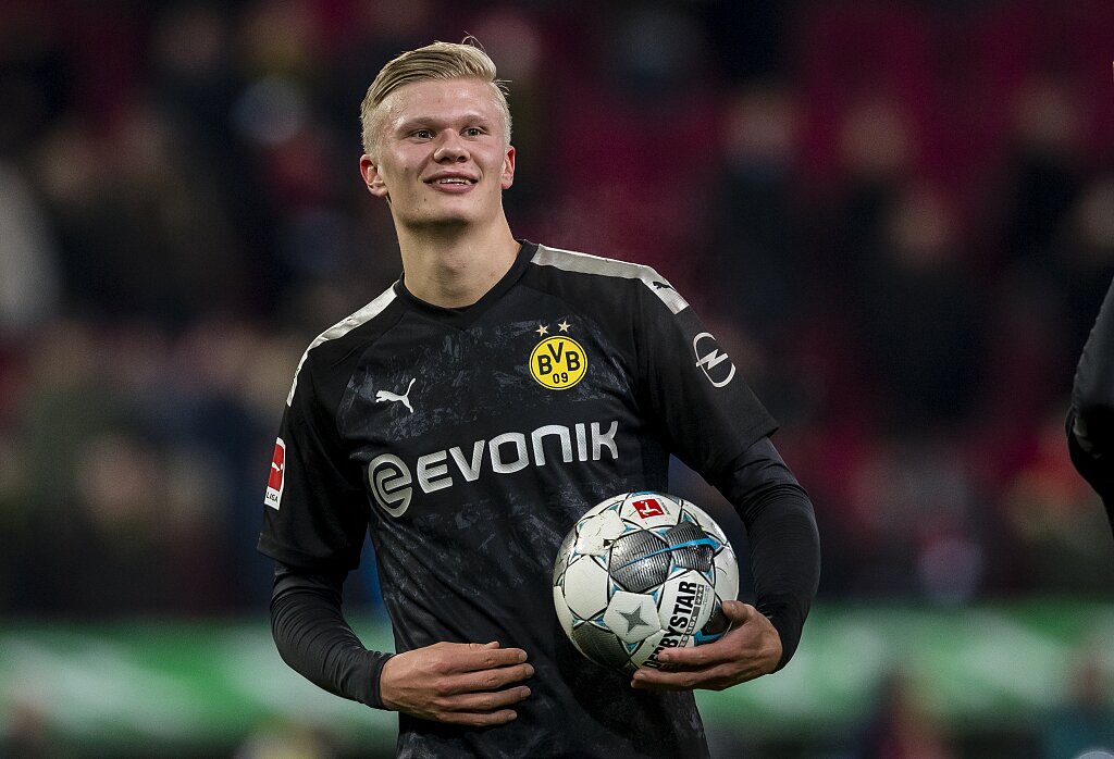 法兰克福客胜后球迷区突发火情，还有球迷从高处坠落后被送医