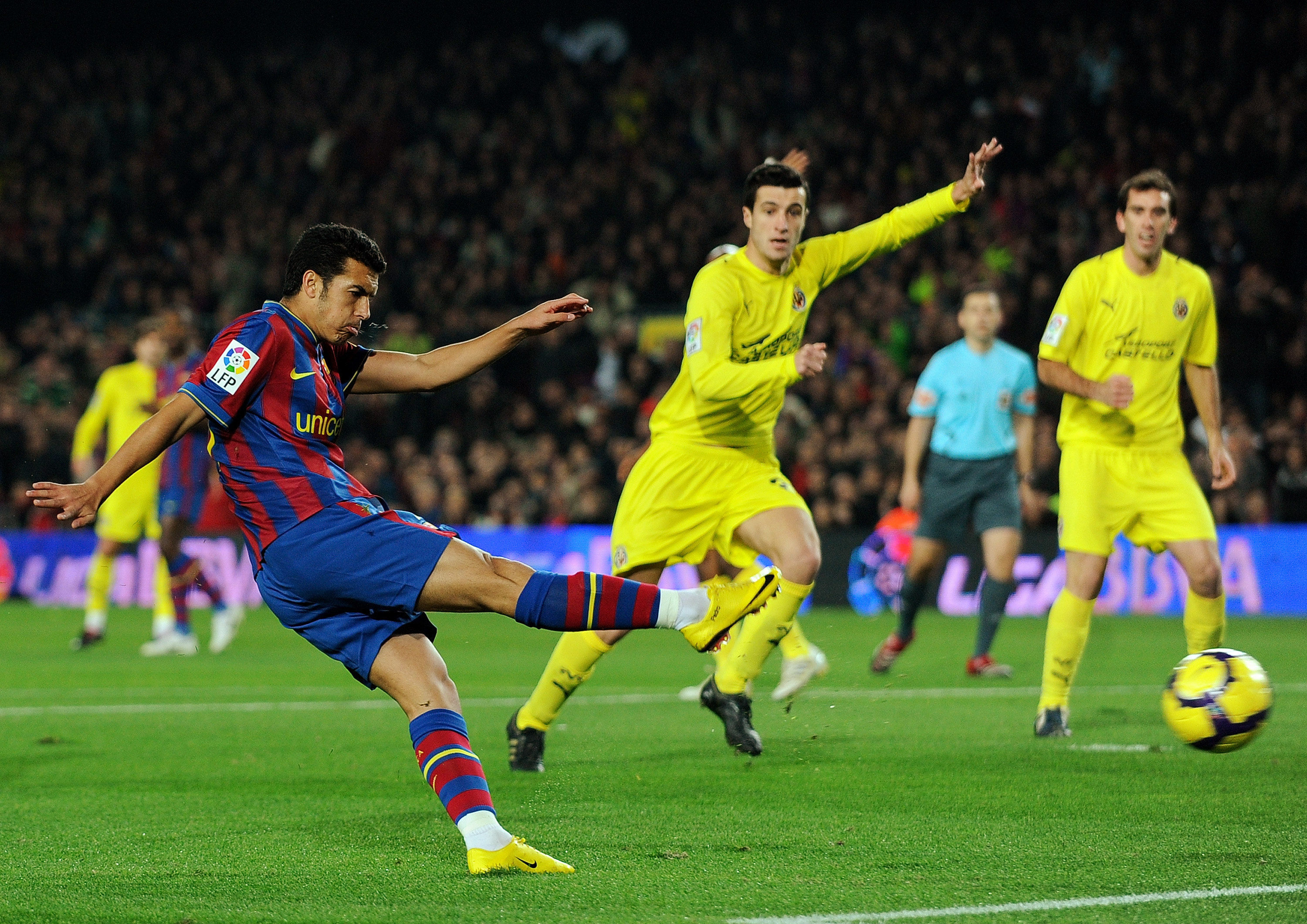 三连冠！上海海港加冕2025赛季中超冠军，摘下队史中超第四星（上海海港三连霸！加冕2025中超王者，队史第四星闪耀）