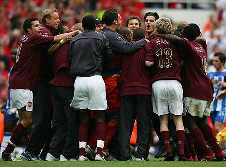 阿森纳主场遭维拉逆转，失去三分，表现不佳，球迷失望。