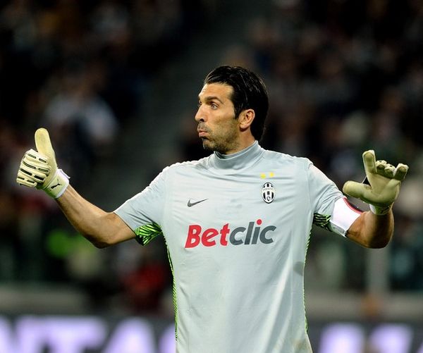 足球西甲双雄同日失分，冠军悬念再次被点燃（西甲两强同日丢分，争冠悬念重燃）