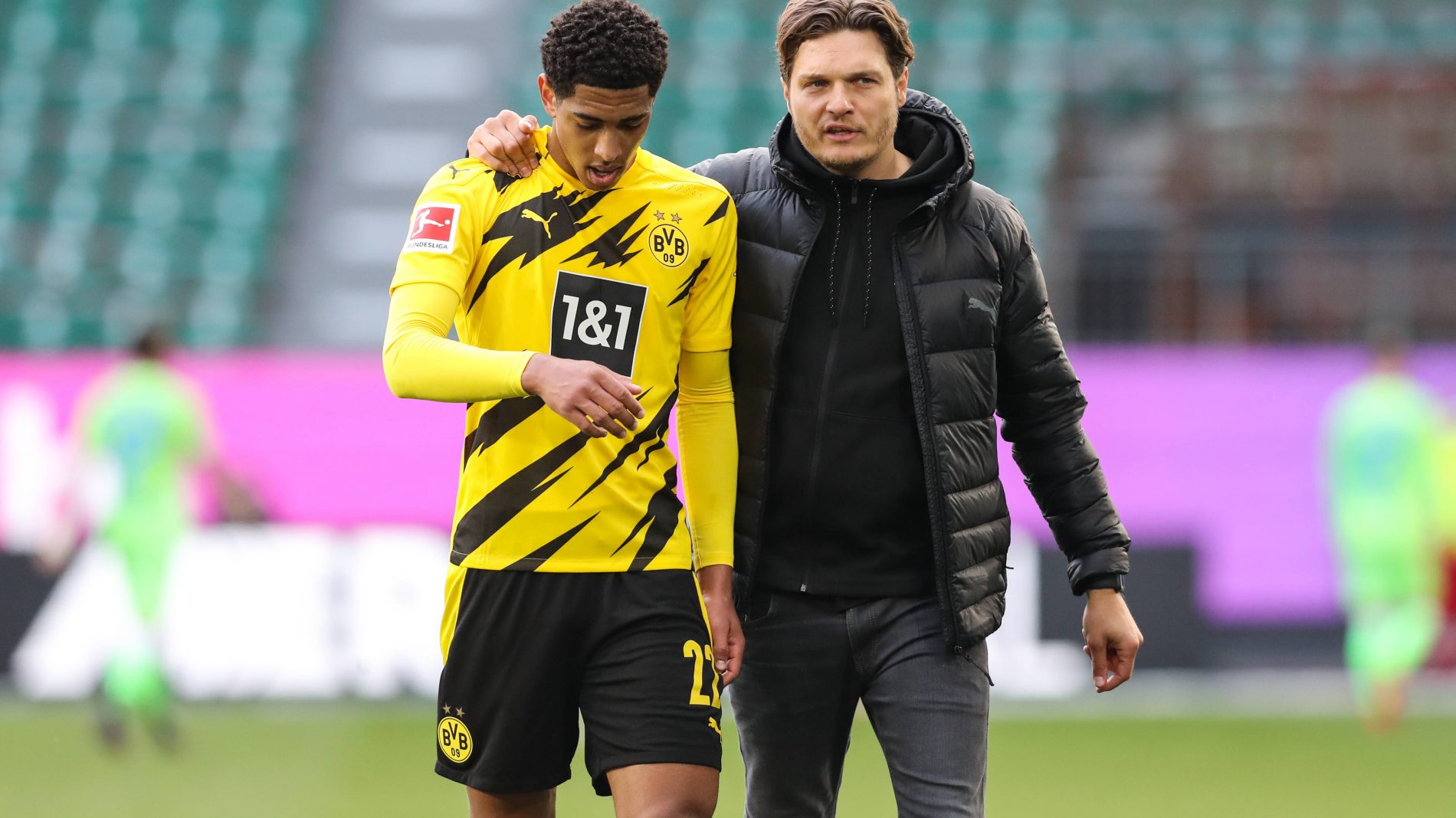 活久见，阿根廷杯决赛独立队主帅用脚绊倒对手拖延时间被罚下